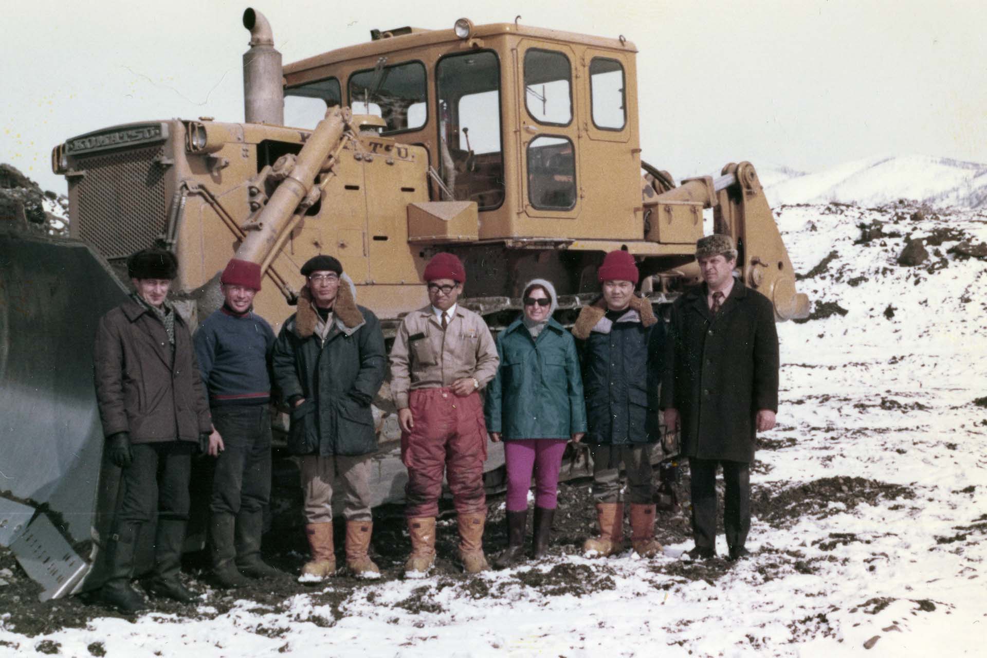Первый бульдозер Komatsu D355A-3, поступивший для испытаний на прииск «Ударник» (Магаданская область), начало 1970-х годов Первый бульдозер Komatsu D355A-3, поступивший для испытаний на прииск «Ударник» (Магаданская область), начало 1970-х годов