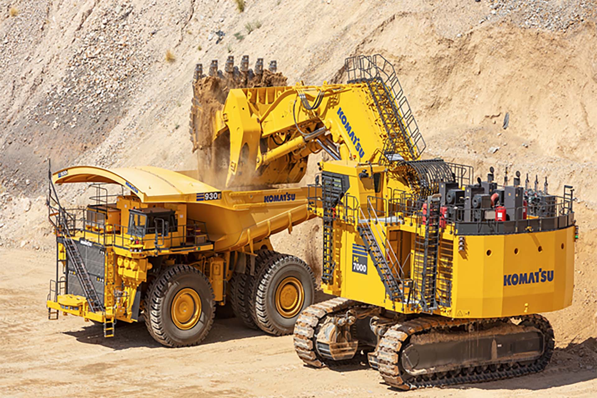 Самосвал Komatsu AHS 930E и гидравлический экскаватор PC7000, полигон Komatsu в Аризоне.